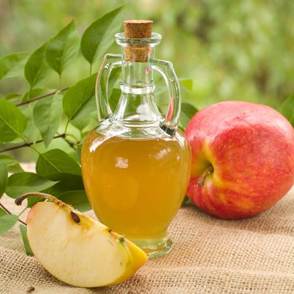 Приеман в малки дози натуралният ябълковия оцет е полезен за