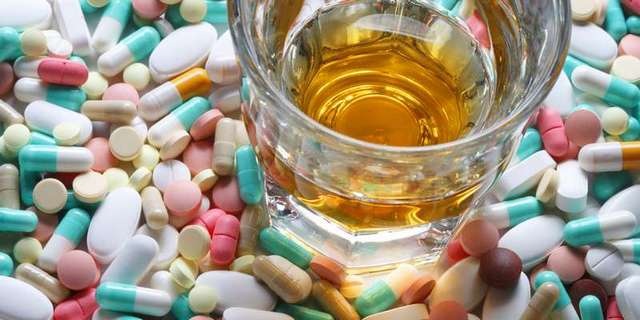 Можем ли да пием алкохол, докато приемаме антибиотици? | Диана