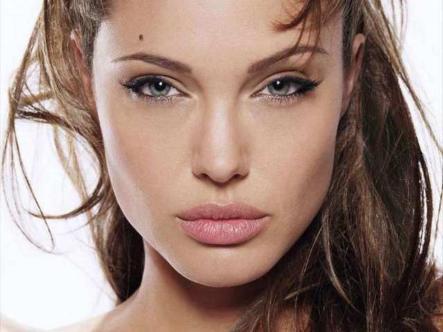 Учени: Анджелина Джоли е лош пример | Диана