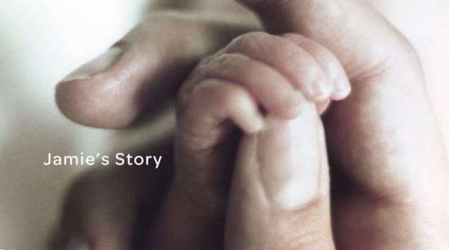 Любящата прегръдка на една майка спасява живота на нейното умиращо бебенце | Диана image 1