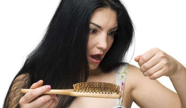 Окапването на косата може да се дължи на различни причини Окапването