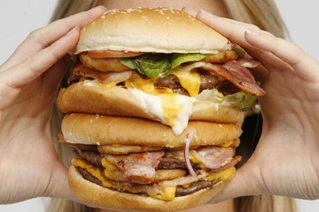 Консумацията на бекон бургери и наденички повишават риска от рак
