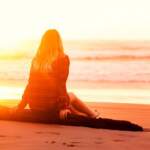 a-girl-and-a-sunset-beach-2880×1800
