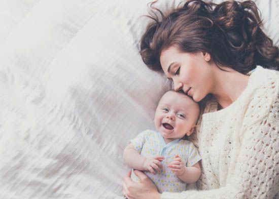 След раждането вътрешната връзка между детето и майката продължава макар