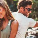 couple-jeune-moto-soleil-bronzage1