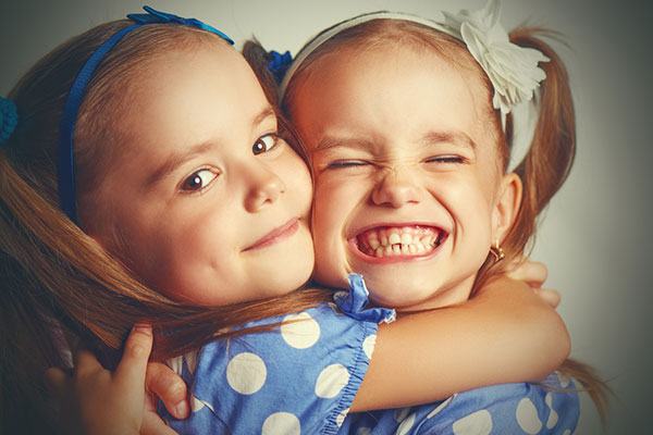 Приятелството насърчава социалното и емоционалното благосъстояние на децата и укрепва