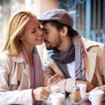 couple-romantique-dans-un-cafe_1098-412