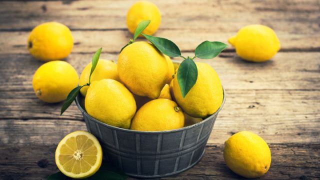 За да се възползвате максимално от полезните качества на лимоните
