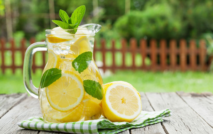 Топла вода с лимон сутрешен ритуал който може да ви
