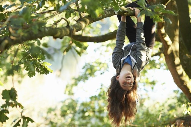 Детските игри като катерене по дървета тичането боси по тревата