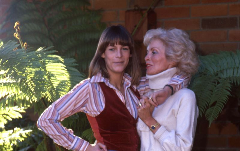Актрисата Джейми Лий Къртис и нейната майка, актрисата Джанет Лий, позират за портретна сесия през 1979 г. в Лос Анджелис.
