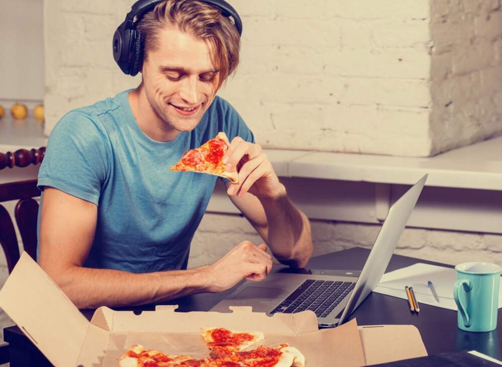 Ядене на пица под музика