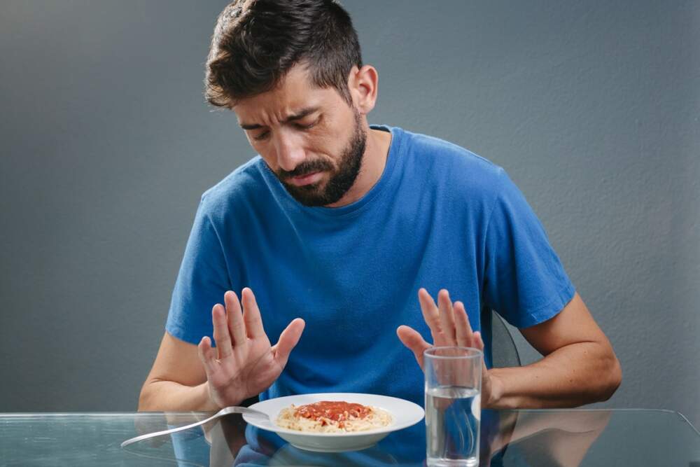 Портрет на мъж без апетит преди хранене