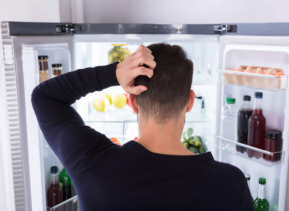 човек гледа в хладилника